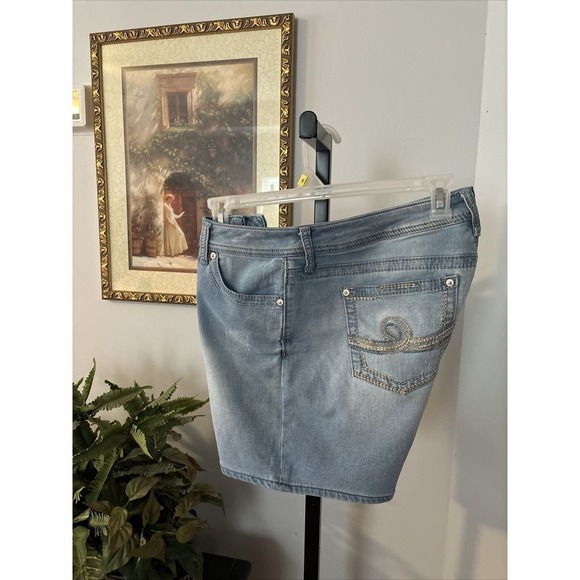 Authentic SEVEN 7 Women’s Shorts Size 14 Distressed Pocket Inseam 6” Mid-Rise - Picture 5 of 10